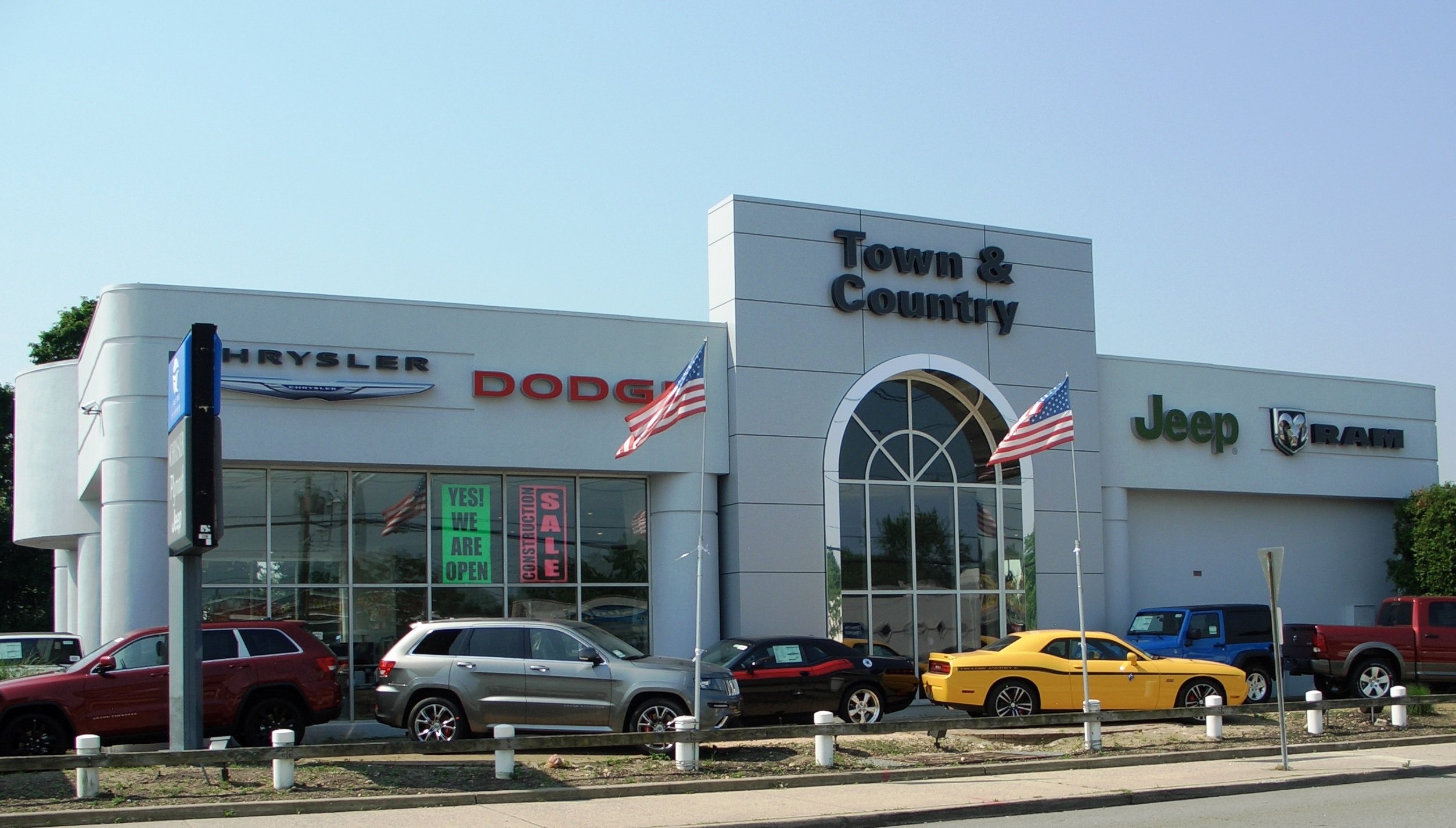 Town & Country Jeep Chrysler Dodge in Levittown, NY 11756