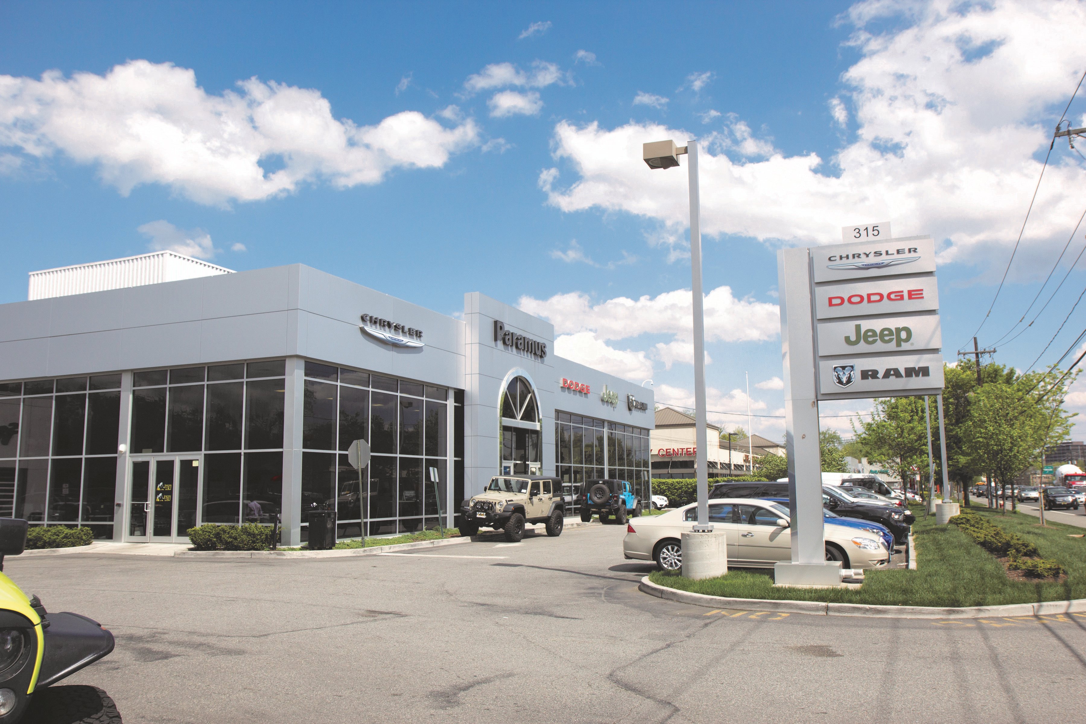 CHRYSLER DODGE JEEP OF PARAMUS in Paramus, NJ 07652