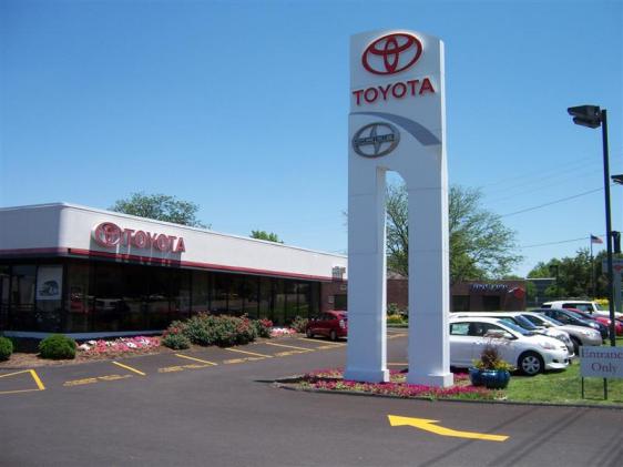 Seeger Toyota in Creve Coeur, MO 63141