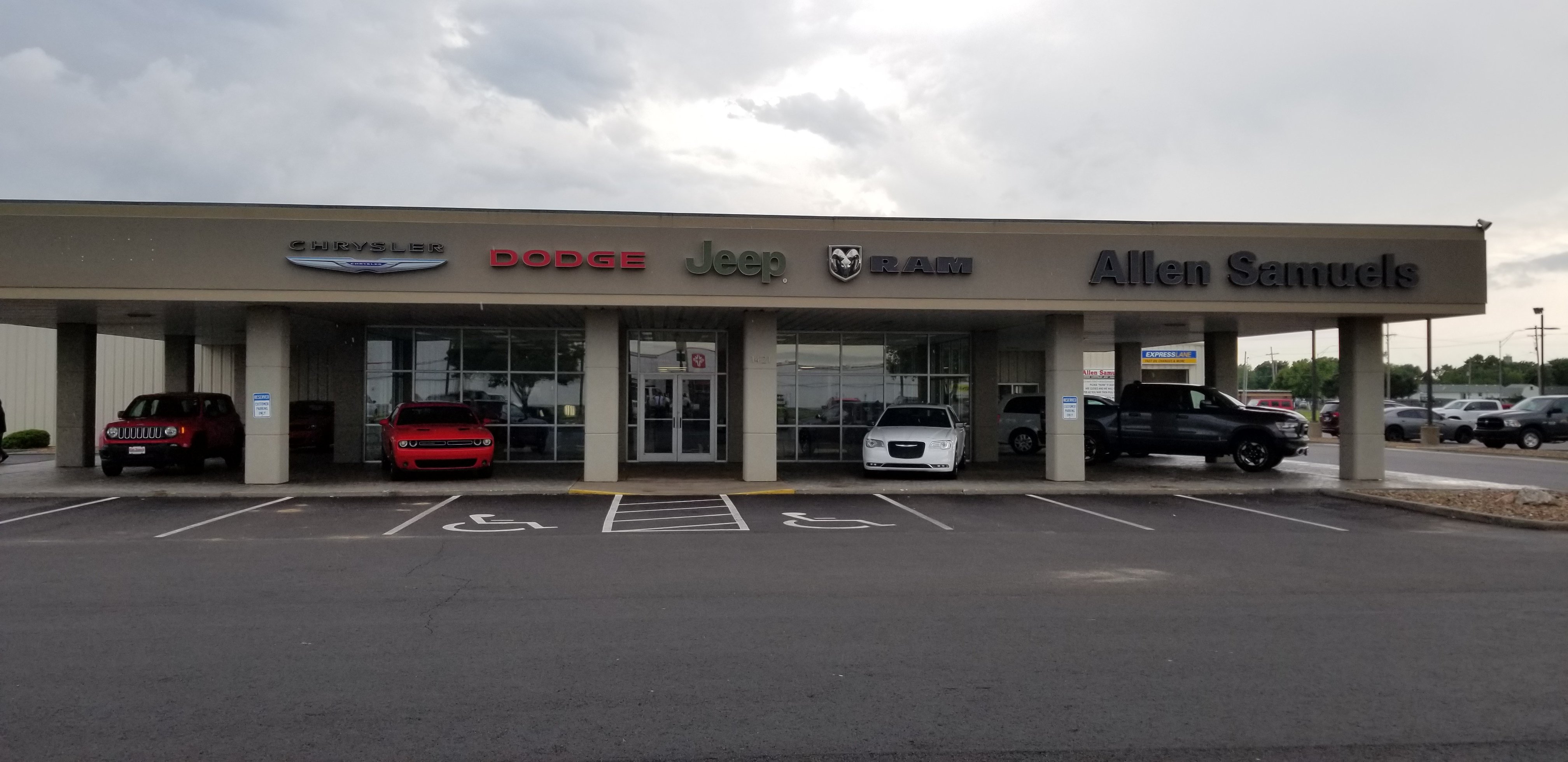 Allen Samuels CDJR Hutchinson in Hutchinson, KS 67502