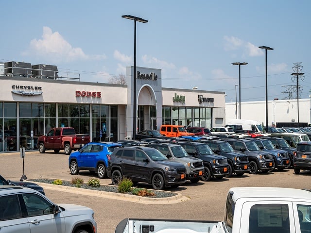 Jeff Belzer's Roseville Chrysler Jeep Dodge Ram in Roseville, MN 55113