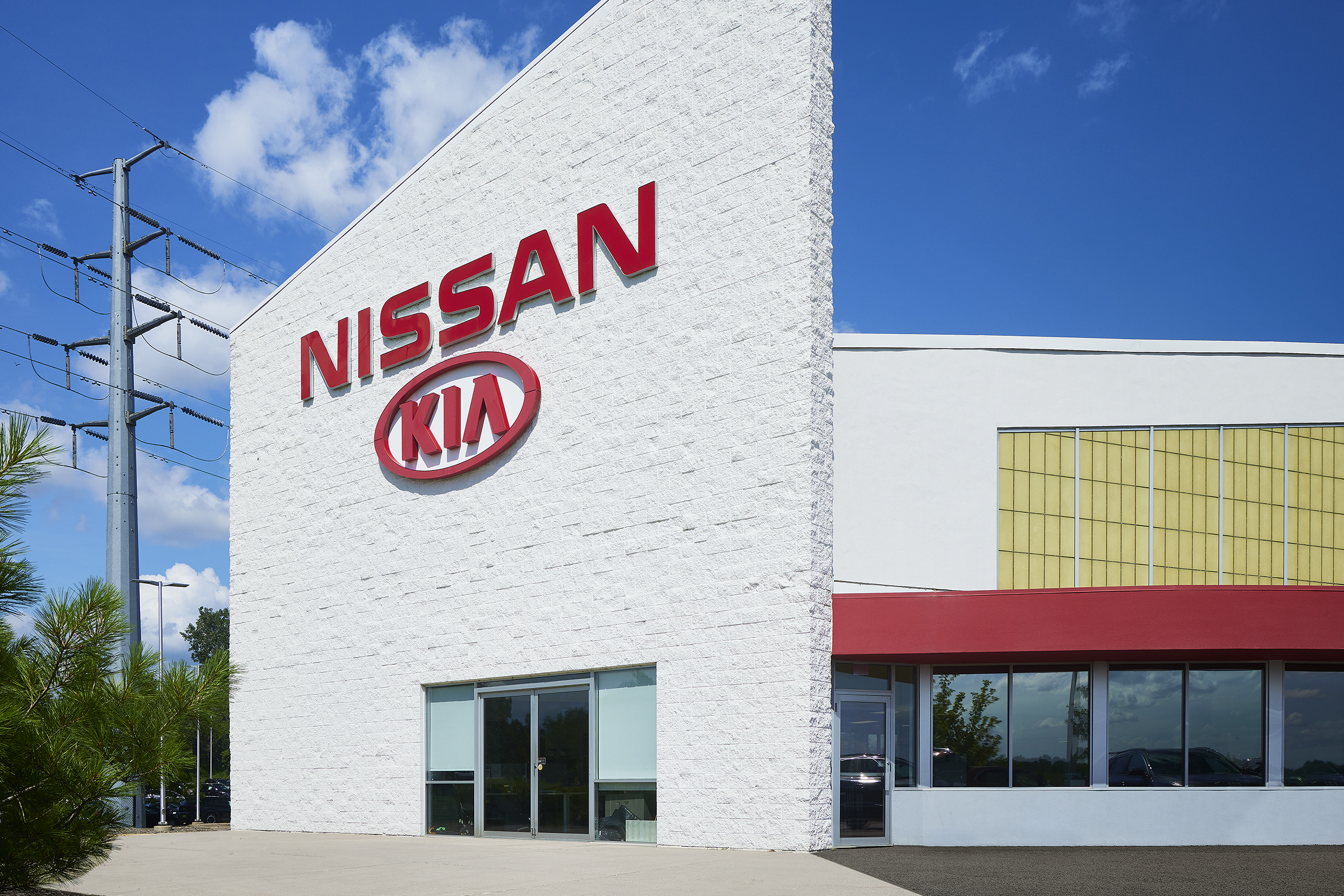 Luther Nissan Kia in Inver Grove Heights, MN 55077