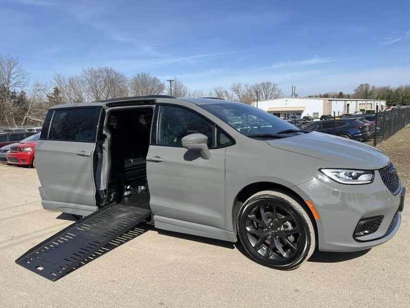 2021 Chrysler Pacifica Gray, 21K miles for Sale