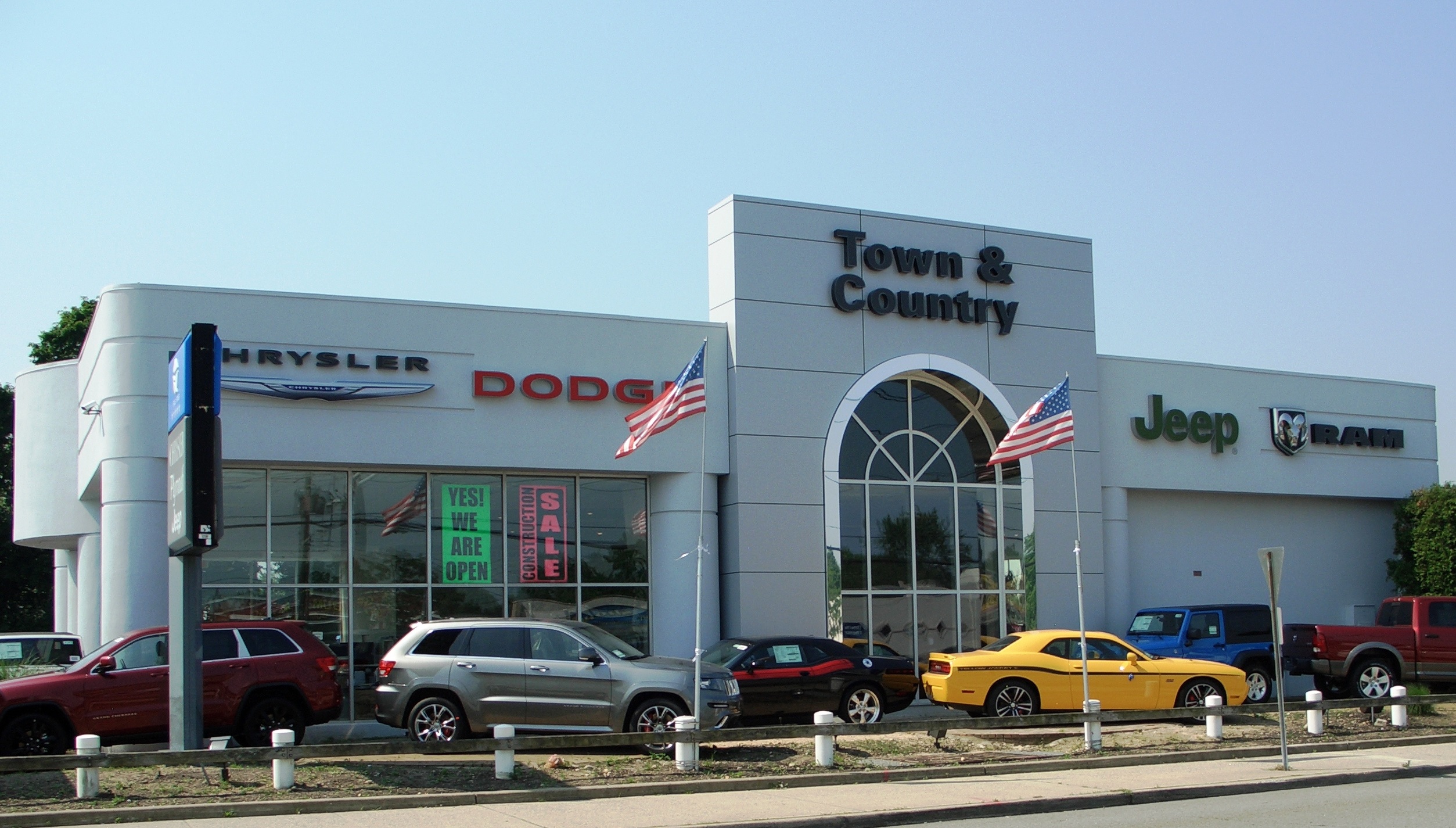 Town & Country Jeep Chrysler Dodge in Levittown, NY 11756
